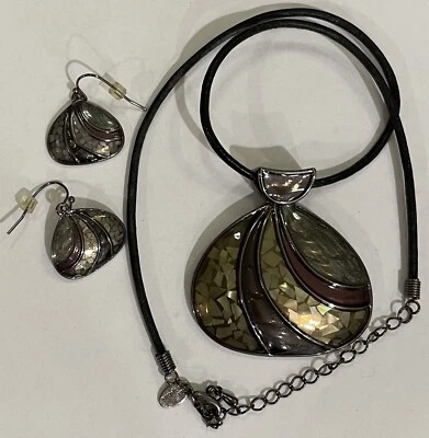 Pendientes y collar Lia Sophia "Seaside" madreperla y forma de concha de hematita Foto 1 de 4