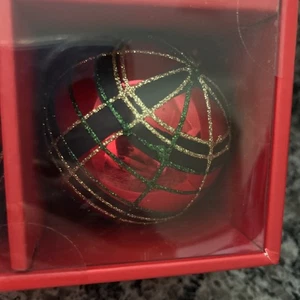 Juego de 4 adornos de vidrio bola escocesa tartán de Navidad Martha Stewart negro rojo verde - Imagen 1 de 2