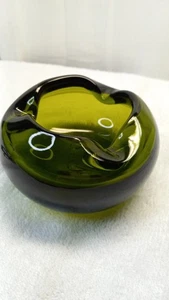 Cenicero vintage Blenko 6321 verde aguacate soplado a mano pesado MCM orbe - Imagen 1 de 7