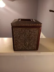 India Ink Vintage Versailles Tissue Cover Maple, Gold Tone Burgandy Trim Excelle - Picture 1 of 5