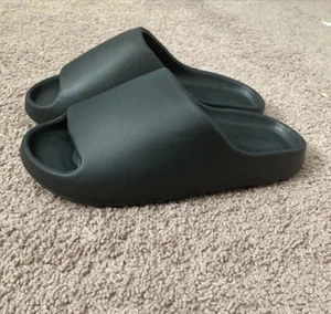 Yeezy Slide Identical size 9.5-10