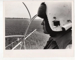 Foto de prensa de aviones en aerosol de cultivos años 70 - Imagen 1 de 2