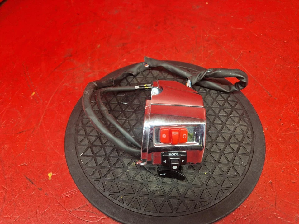 VESPA ELETTRICA INTERRUPTOR LATERAL DERECHO ENGRANAJE 2023 Foto 1 de 4