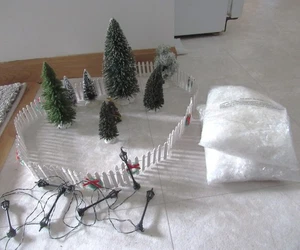 BASTELN BÄUME ZAUN SCHNEE LICHTER WEIHNACHTEN URLAUB - Bild 1 von 6