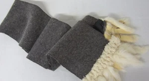 Única bufanda de lana de fieltro gris oscuro hecha a mano con borlas blancas de piel de conejo - Imagen 1 de 6