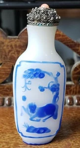 Botella de tabaco con motivo de caballo/censor superposición de vidrio azul chino alrededor de 1900 - Imagen 1 de 3