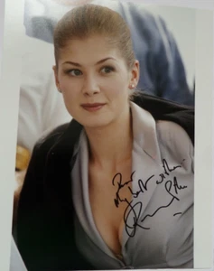 ROSAMUND PIKE , JAMES BOND , AUTOGRAPHED 10 X 8 PHOTOGRAPH. - Picture 1 of 2