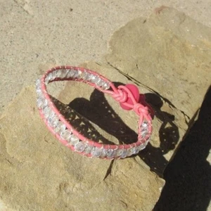 CRYSTAL BRACELET DROP CRYSTALS ON PINK LEATHER BRACELET WITH VINTAGE BUTTON - Bild 1 von 4