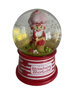 The Wonderful World Of Strawberry Shortcake Strawberry Shortcake Snow Globe - Picture 1 of 4