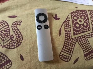 Lotto usati iPod touch-iPhone 4s-telecomando-MacBook 2010-iPhone 8 (no pulsante) - Foto 1 di 11