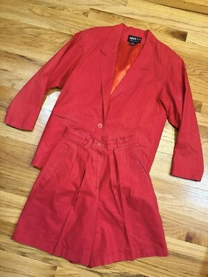 Adolfo International Chaqueta Roja Y Conjunto Corto Plisado Mezcla Lino/Algodón Med/10 Foto 1 de 4