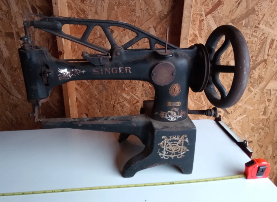 🟩VINTAGE Singer 29-4 Industrial Leather Cobbler Sewing Machine 🟩heavy. - Image 1 of 4