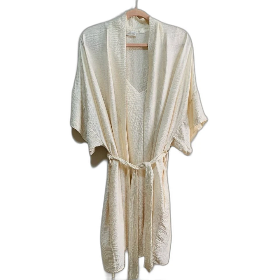 Delicado vestido de noche lencería vintage de seda con textura crema para mujer Foto 1 de 4