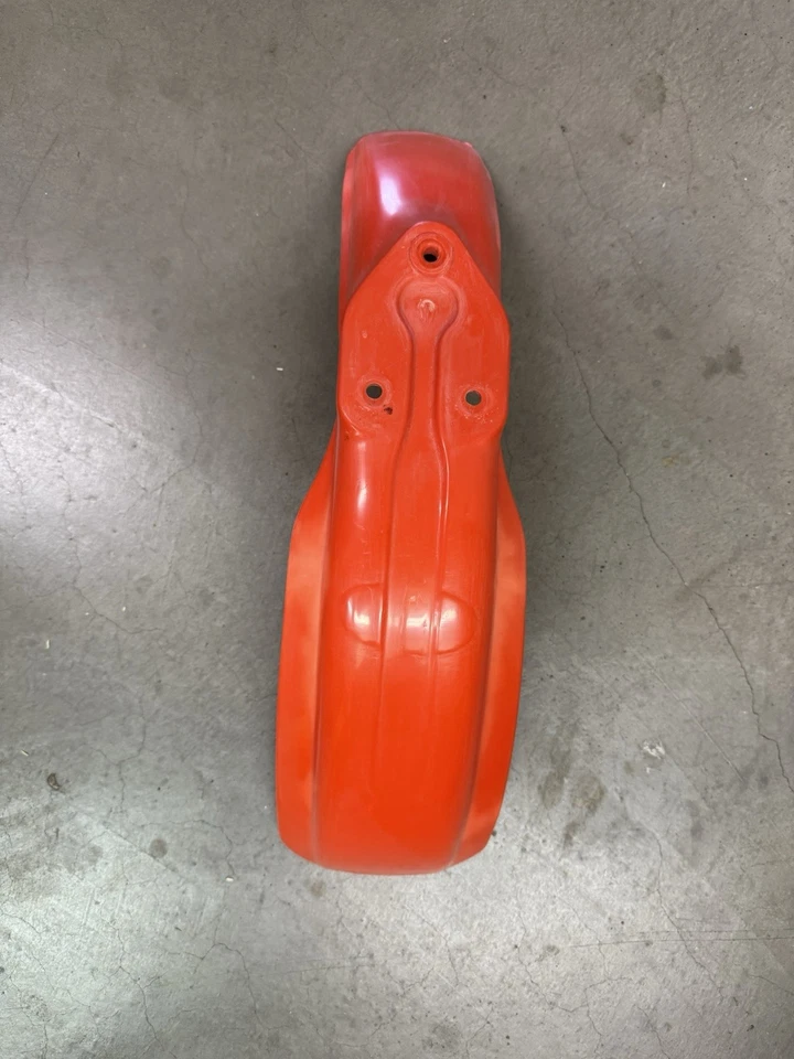 Guardabarros delantero Honda CR60 1983, 84, 85 OEM. Número de pieza Honda 61100-GC4L-7000. Foto 1 de 4