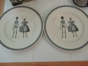 Set 2 viktorianische englische Keramik Halloween Skelett Paar Salat Dessert Teller - Bild 1 von 2