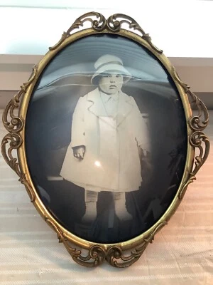 Antiguo marco de fotos ovalado dorado con foto de vidrio burbuja convexo niño 15,5 x 12,5 Foto 1 de 4