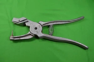 Fearing Duflex Ear Tagging Tool Cattle Preowned - Picture 1 of 3