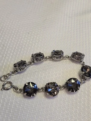 Pulseira cinza facetada grande strass tom prata 7" - Imagem 1 de 2