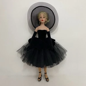 Collier Robert Tonner Kitty 18" poupée blonde femme fatale noir robe chapeau vintage - Photo 1/11