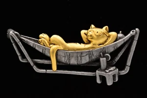 Danecraft Vintage Pin Brooch Gold Cat Relaxing Hammock Signed NOS 1990s BinA2 - Picture 1 of 12