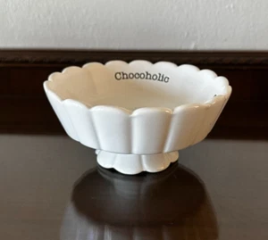Macchina da scrivere Mud Pie Chocoholic Candy Dish Font ceramica bianca - Foto 1 di 6