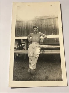 Vintage Foto Militär Mann hübscher Brocken hemdlos s/w WW2 Original Gay Int sexy - Bild 1 von 1