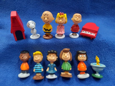 Peanuts - Charlie Brown - Snoopy Figures - 12 Pack Toy Set Cover
