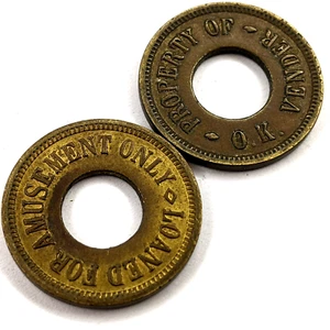 x2 LOTE De Colección Diversión Bien Vendedor Fichas Propiedad Monedas de Latón Préstamo Parque Solo OK 6D - Imagen 1 de 4