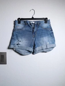 7 hellblaue Denim-Shorts mit Rissen - Bild 1 von 7