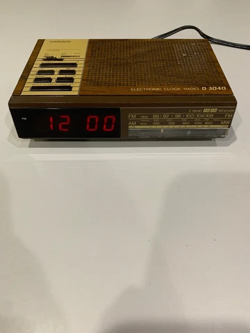 Magnavox Red LCD Electronic FM/AM Clock Radio D 3040 / 17S Cover