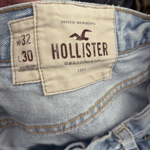 Pantalones de mezclilla Y2K Hollister para hombre Hermosa tiro bajo bota botón mosca desgastados 32 X 30 usados en excelente estado - Imagen 1 de 11