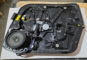 2014-2019 KIA SOUL FRONT RIGHT PASSENGER DOOR WINDOW REGULATOR WITH MOTOR WIRES - Foto 1 di 5