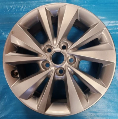 17" KIA SEDONA FACTORY OEM SILVER ALLOY WHEEL RIM 17x6 1/2 2015-2018 - Image 1 of 4