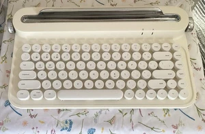 ACTTO B305 Retro Bluetooth Keyboard Ivory With Integrated Stand - Picture 1 of 4