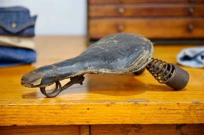 Asiento de bicicleta de cuero antiguo sillín de motocicleta de preguerra Indian Harley etc. de colección Foto 1 de 4