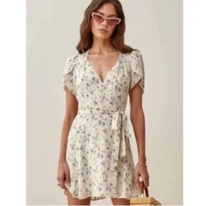 Mini Vestido Reformation Ellwood Manga Corta Envolvente en Sinead Blanco Azul Floral M - Imagen 1 de 10