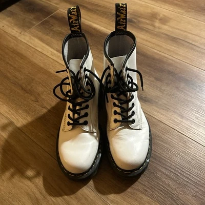Botas de couro femininas Doc Martens solas saltitantes ar branco 11821 tamanho 8 L - Imagem 1 de 4