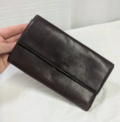 Cartera y tarjetero de chequera Calvin Klein CK de cuero marrón para mujer de colección Foto 1 de 4