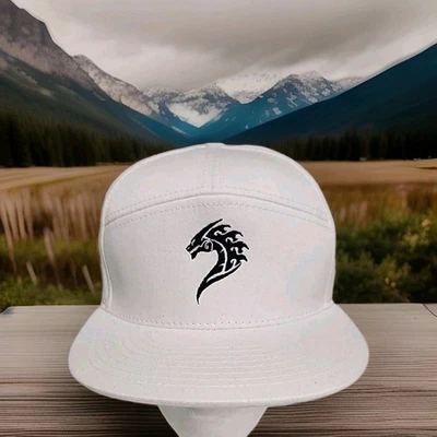 Sombrero trasero con correa blanca con logotipo de dragón tribal Decky para hombre Foto 1 de 4