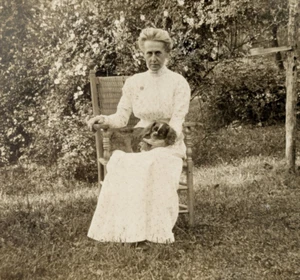 Antike RPPC Frau mit Spaniel Hund im Schoß sitzend draußen Echt Foto Postkarte - Bild 1 von 3