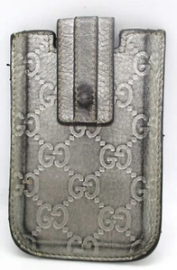 Estuche para tarjetas Gucci de cuero plateado GG en relieve - Imagen 1 de 4