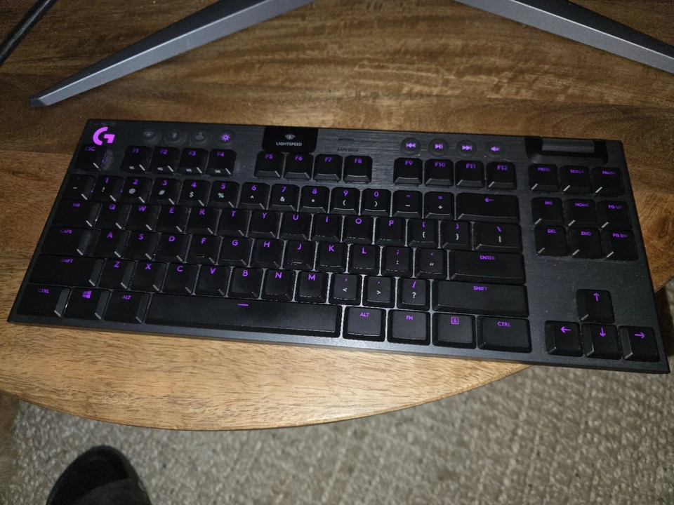 Teclado mecánico táctil para juegos Logitech G915 TKL Lightspeed inalámbrico RGB Foto 1 de 3