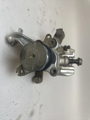 1987 (87-88) Kawasaki Tecate 4 KXF250 суппорт заднего тормоза в сборе только детали - Изображение 1 из 4