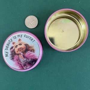 Raro tesoro compatto vintage Hallmark Muppets Miss Piggy Beauty latta metallo - Foto 1 di 2