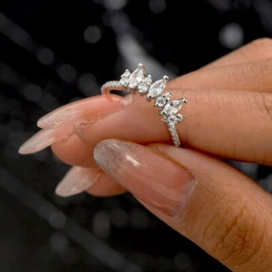Anello Anniversario Moissanite Forma Curva Totale 1,80 CT Marquise e Taglio Rotondo - Foto 1 di 5