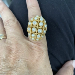 Vtg 70's AVON "Ring of Pearls" Faux Pearl Perfume Adjustable Chunky Ring - Picture 1 of 7
