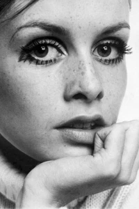 Twiggy 18x24 Poster Close Up Fashion Icon 1960'S - Picture 1 of 1