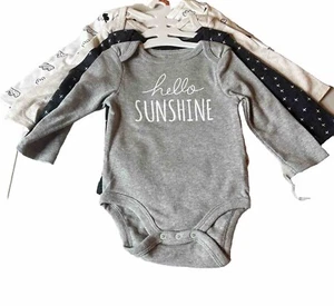 4 Neu mit Etikett 6-9 Monate Unisex Cloud Island Hello Sunshine Baby Säugling einteiliger Body - Bild 1 von 7
