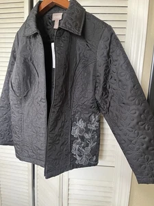 Neu mit Etikett Chico's 2 schwarze gesteppte Jacke mit Blumenapplikation und Reißverschluss vorne $ 69,95 - Bild 1 von 10