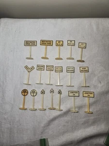 Vintage Plasticville O Gauge Accesories Trackside Street Signs Lot of 18 - Picture 1 of 7